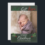 Bestes Geschenk für jeden Chalkboard Foto Weihnach Feiertagskarte<br><div class="desc">Diese hübsche Urlaubsfotokarte beinhaltet Ihr Foto,  heilige Blätter und Urlaubstext auf Chalkboard-Hintergrund. Auf der Rückseite der Karte befinden sich Schneeflocken und rote und weiße Konfetti. Fotografie © Storytree Studios,  Stanford,  CA</div>