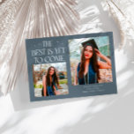 Bestes kommt noch Schieferblau Grad Foto Ankündigung<br><div class="desc">Moderne und wunderliche Abschlussfoto-Karte mit 2 Fotos auf der Vorderseite und 1 auf der Rückseite. Der Text lautet "Das Beste kommt noch" mit funkelnden Sternen. Fügen Sie den Namen des Absolventen,  Informationen und eine persönliche Nachricht hinzu,  um diese Karte zu personalisieren. Schieferblaue Farbe.</div>