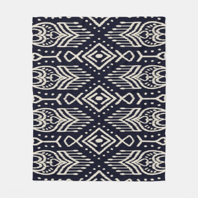 Besticktes Ikat-Gewebe: Ethnisches Eleganz. Fleecedecke (Vorderseite)
