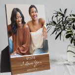 Bestie I Liebe Ihr rustikales Foto für Holzeffekte Fotoplatte<br><div class="desc">Überwältigen Sie Ihren besten Freund mit einem Foto-Plakat-Sake, mit einem Single-Foto, den Text "BESTIE (kann geändert werden, um einen beliebigen Namen.) Ich Liebe Sie, und wer es ist von" auf einem Holzoffekt Hintergrund. Das Hotel liegt sehr zentral und trotzdem ruhig. Die Textstile, -größe und -farbe des Schriftartes lassen sich leicht...</div>