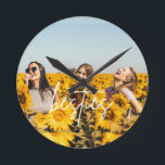 Besties Best Friend Foto Freundschaft Runde Wanduhr<br><div class="desc">Maßgeschneiderte Wanduhr mit Ihrem Lieblings-Foto von Ihnen und Ihrem besten Freund(en)! Ein niedliches Geschenk für Ihren besten Freund und eine Touch Spaß für Ihr Zimmer Dekor.</div>