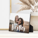 Besties | Best Friend Script Overlay Foto Fotoplatte<br><div class="desc">Feiern Sie Ihre Bindung mit Ihrer besten Freundin mit dieser schönen Foto-Plakette mit Ihrem Lieblings-Horizontal- oder Landschaftsorientiertes Foto mit "besties" überlagert in weißem,  handgeschriebenem Drehbuch.</div>