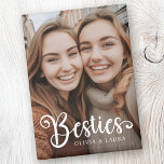 Besties best friends individuellen Namens Foto Magnet<br><div class="desc">Kühlschrankmagnet mit Ihren eigenen Fotos und dem Text "Besties" mit individuellen Namen unten.</div>