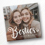 Besties best friends individuellen Namens Foto Magnet<br><div class="desc">Kühlschrankmagnet mit Ihrem benutzerdefinierten Foto und dem Text "Besties" mit individuellen Namen unten.</div>