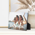 Besties | Best Friends Overlay & Names Foto Fotoplatte<br><div class="desc">Feiern Sie Ihre Bindung mit Ihrer besten Freundin mit dieser hübschen,  maßgeschneiderten Foto-Plakette,  die Ihr Lieblings-Horizontal- oder Landschaftsorientiertes Foto mit "besties" in weißer Schrift zeigt. Personalisieren Sie Ihre Namen unten oder eine spezielle Nachricht.</div>