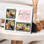 Besties Custom Collage Foto Fotoplatte<br><div class="desc">Diese Besties Custom Collage Foto-Plakette ist eine stilvolle und moderne Art, Ihre Bestien zu feiern. Es zeichnet sich durch eine einzigartige Collage aus Foto in einer Kamerarolle aus. Mit einer spielerischen rosa Note und einem eleganten Drehbuch ist es der perfekte Sake, um Erinnerungen mit nahen Freunden zu erfassen. Dieses coole...</div>