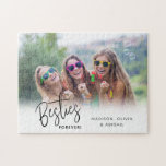 Besties Forever Best Friends Script Foto<br><div class="desc">Dieses Puzzle ist ein lustiges und einzigartiges Geschenk für die besten Freunde! Das Design ist mit einem horizontalen Foto und einem modernen handgeschriebenen Text ausgestattet, der lautet: Bestie für immer. Personalisieren Sie dieses Schlüsselgeschenk mit Namen der besten Freunde.</div>