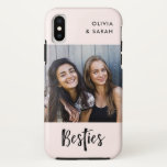 Besties | Foto der besten Freunde in Rosa Case-Mate iPhone Hülle<br><div class="desc">Dieser einfache und schicke Fall sagt "Besties" in schwarz,  modernes handgeschriebenes Skript auf einem rot-rosa Hintergrund. Fügen Sie zusammen mit Ihren Namen Ihr eigenes persönliches Foto von Ihnen und Ihrem besten Freund hinzu!</div>