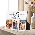Besties Friends 3 Foto Freundschaftskollektion Fotoplatte<br><div class="desc">Feiern Sie Ihre Freundschaft mit den Besties Friends 3 Foto Collage Plaque. Dieser personalisierte Sake besticht durch eine wunderschön gestaltete Collage aus drei hochgeschätzten Fotos, die unvergessliche Momente vereint, die Sie mit Ihren besten Freunden teilen. Es ist aus hochwertigen Materialien gefertigt und eignet sich ideal für die Darstellung auf einem...</div>