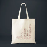 Besties Girls Trip Personalisiert Brown Tragetasche<br><div class="desc">Brown Mahogany Tan "Besties Buds & Beverages" personalisierte Tasche mit Namen,  Datum,  Wochenendausflug Ziel,  und lustig bearbeitbaren Text zitieren,  quer und in verschiedenen Richtungen nach eigenem Wunsch in einem boho trendigen typografischen Stil. Perfekt als Sake-Momento oder praktische Gefallen für einen Mädchenwochenende,  Freunde Geburtstagsausflug,  Brautmädchen Geschenk oder Junggeselinnen-Abschied.</div>