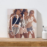 Besties in Trendy Script | Ihr Foto mit Herz Künstlicher Leinwanddruck<br><div class="desc">Dieses stilvolle Imitat-Leinwand besticht durch das Wort "Besties" in trendiger,  eleganter Schrift,  mit Ihrem Lieblings-Foto und einem handgeschriebenen Schreib. Sie können Ihre Initialen oder Monogramm hinzufügen,  oder die Namen Ihrer besten Freunde. Auch macht das perfekte Geschenk Sake für Ihre Beste Freundinnen.</div>