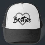 Besties. Truckerkappe<br><div class="desc">Gutes Geschenk für Sie und Ihre "Bestie". Zeigen Sie Ihrem besten Freund,  dass Sie wirklich interessiert,  mit diesem trendigen Hut. Enthält ein Herzbild mit dem Wort "Besties". Stilvoll in Schwarz und Weiß.</div>