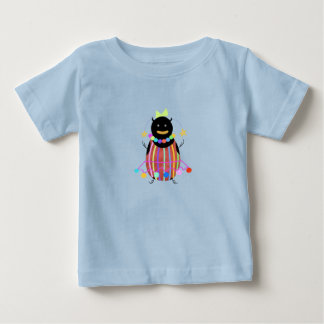Bestiole dansante dans une jupe T-shirt