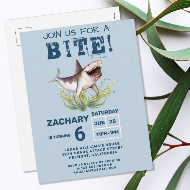 Besuchen Sie uns für eine Bite Funny Shark Boys Ge Postkarte (FUNNY BLUE SHARK JOIN US FOR A BITE BIRTHDAY PARTY INVITATION POSTCARD)