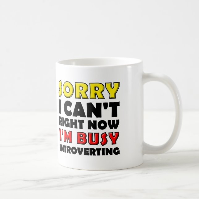 Besy stellt lustige Mug oder Reisemugge vor Kaffeetasse (Rechts)