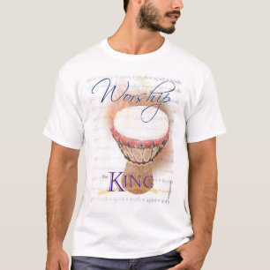 Beten Sie das T-Stück Königs (djembe) an T-Shirt