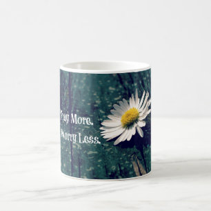 Beten Sie mehr Besorgnis weniger Zitat mit Daisy Kaffeetasse
