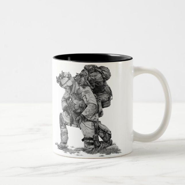 Betender Soldat Zweifarbige Tasse (Rechts)