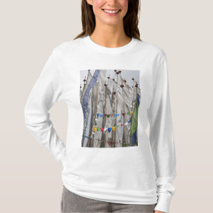 Betenflaggenmasten im Gebirge, Yotongla-Pass 2 T-Shirt