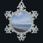 Bethany Beach I Schneeflocken Zinn-Ornament<br><div class="desc">Einige Strände an der Ostküste sind voll von Menschen und Gebäude, andere sind voller Natur. Das Foto ist von einem ruhigen Strand in Delaware, Bethany Beach, während der Nebensaison im April entfernt. Dieses Foto ist auch als Widescreen-Tapete "Bethany Beach I" von MLeWallpapers.com zu sehen.</div>