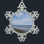 Bethany Beach I Schneeflocken Zinn-Ornament<br><div class="desc">Einige Strände an der Ostküste sind voll von Menschen und Gebäude,  andere sind voller Natur. Das Foto ist von einem ruhigen Strand in Delaware,  Bethany Beach,  während der Nebensaison im April entfernt. Dieses Foto ist auch als Widescreen-Tapete "Bethany Beach I" von MLeWallpapers.com zu sehen.</div>