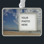 Bethany Beach II Rahmen-Ornament Silber<br><div class="desc">Einige Strände an der Ostküste sind voll von Menschen und Gebäude,  andere sind voller Natur. Das Foto ist von einem ruhigen Strand in Delaware,  Bethany Beach,  während der Nebensaison im April entfernt. Dieses Foto ist auch als Widescreen-Tapete "Bethany Beach II" von MLeWallpapers.com zu sehen.</div>