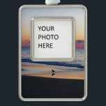 Bethany Beach Sunrise I Rahmen-Ornament Silber<br><div class="desc">Einige Strände an der Ostküste sind voll von Menschen und Gebäude, andere sind voller Natur. Ein Foto mit Sonnenaufgang von einem ruhigen Strand in Delaware, Bethany Beach, während der Nebensaison im April. Karo in unserem Laden für schönere Fotos. Dieses Bild wird auch als Widescreen-Tapete "Bethany Beach Sunrise I" von www.mlewallpapers.com...</div>