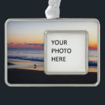 Bethany Beach Sunrise I Rahmen-Ornament Silber<br><div class="desc">Einige Strände an der Ostküste sind voll von Menschen und Gebäude, andere sind voller Natur. Ein Foto mit Sonnenaufgang von einem ruhigen Strand in Delaware, Bethany Beach, während der Nebensaison im April. Karo in unserem Laden für schönere Fotos. Dieses Bild wird auch als Widescreen-Tapete "Bethany Beach Sunrise I" von www.mlewallpapers.com...</div>