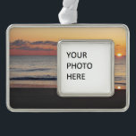 Bethany Beach Sunrise II Rahmen-Ornament Silber<br><div class="desc">Einige Strände an der Ostküste sind voll von Menschen und Gebäude, andere sind voller Natur. Ein Foto mit Sonnenaufgang von einem ruhigen Strand in Delaware, Bethany Beach, während der Nebensaison im April. Dieses Foto ist das zweite in einer Reihe von zwei. Dieses Bild wird auch als Widescreen-Tapete "Bethany Beach Sunrise...</div>