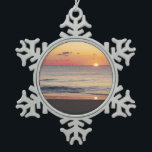 Bethany Beach Sunrise II Schneeflocken Zinn-Ornament<br><div class="desc">Einige Strände an der Ostküste sind voll von Menschen und Gebäude, andere sind voller Natur. Ein Foto mit Sonnenaufgang von einem ruhigen Strand in Delaware, Bethany Beach, während der Nebensaison im April. Dieses Foto ist das zweite in einer Reihe von zwei. Dieses Bild wird auch als Widescreen-Tapete "Bethany Beach Sunrise...</div>