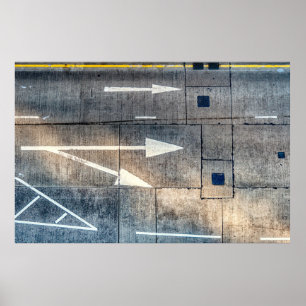 Betonstraße mit gestrichenen Pfeilrichtungen Poster