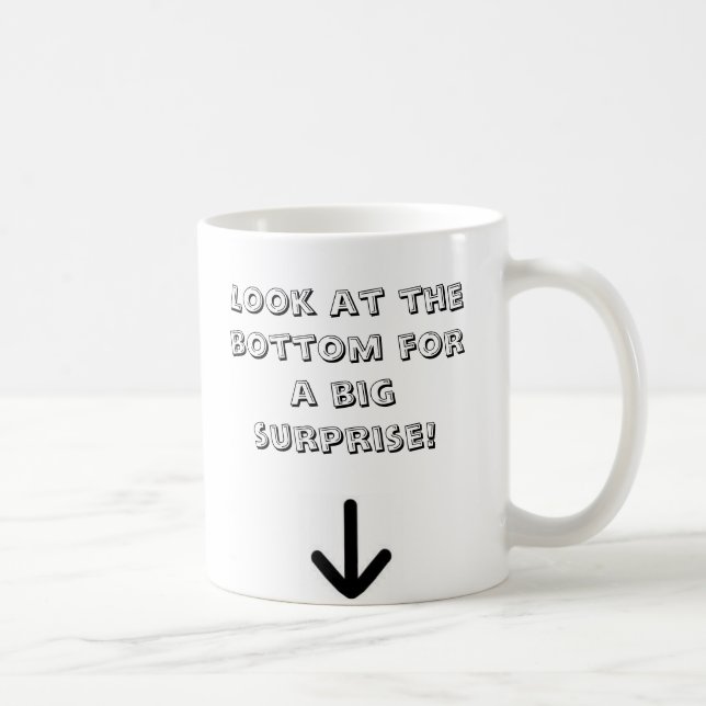 Betrachten Sie die Unterseite nach einer großen Kaffeetasse (Rechts)
