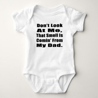 Betrachten Sie mich nicht, dieser Geruch ist Comin Baby Strampler