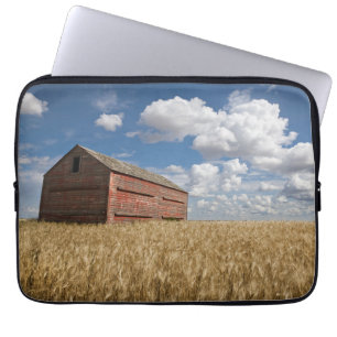 Betriebe   Alte rote Scheune im Weizenfeld Laptopschutzhülle