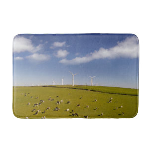 Betriebe   Kühe in der Nähe der Windmühle Badematte