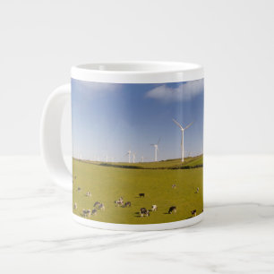 Betriebe Kühe in der Nähe der Windmühle Jumbo-Tasse