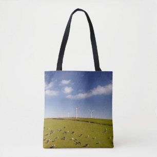 Betriebe   Kühe in der Nähe der Windmühle Tasche