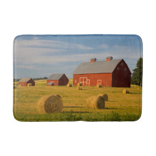 Betriebe Red Barns Near Hay Bales Badematte
