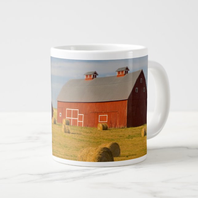 Betriebe | Red Barns Near Hay Bales Jumbo-Tasse (Vorderseite Rechts)