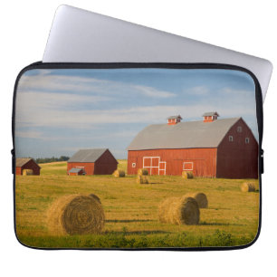 Betriebe   Red Barns Near Hay Bales Laptopschutzhülle