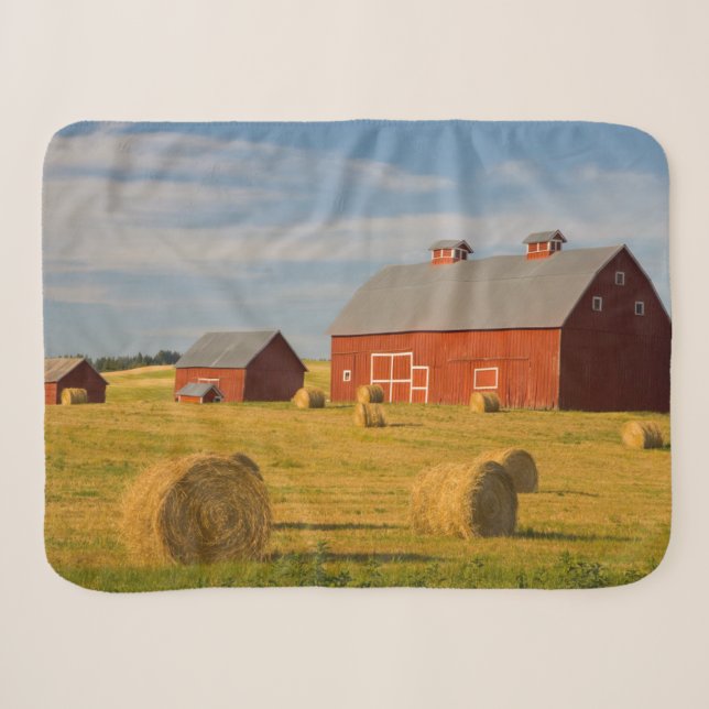 Betriebe | Red Barns Near Hay Bales Sherpadecke (Vorderseite (Horizontal))