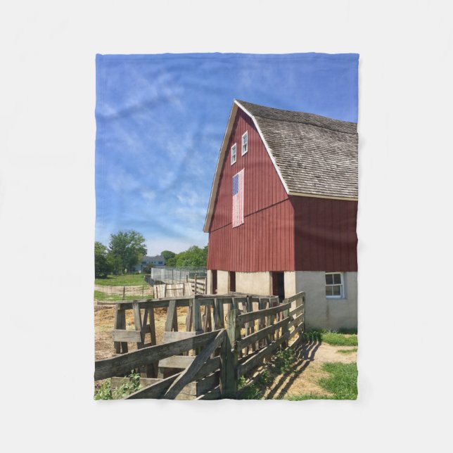 Betriebe | Roter Stall mit amerikanischer Flagge Fleecedecke (Vorderseite)