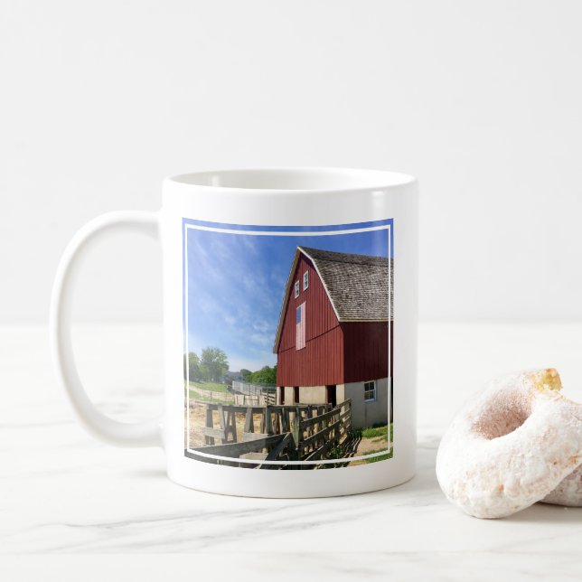 Betriebe | Roter Stall mit amerikanischer Flagge Kaffeetasse (Mit Donut)