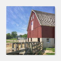 Betriebe | Roter Stall mit amerikanischer Flagge
