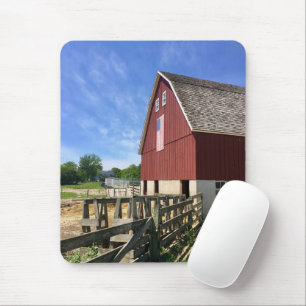 Betriebe   Roter Stall mit amerikanischer Flagge Mousepad
