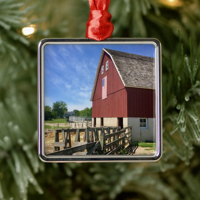 Betriebe | Roter Stall mit amerikanischer Flagge Ornament Aus Metall (Baum)