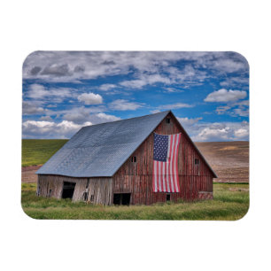 Betriebe   Rustikaler roter Stall mit amerikanisch Magnet