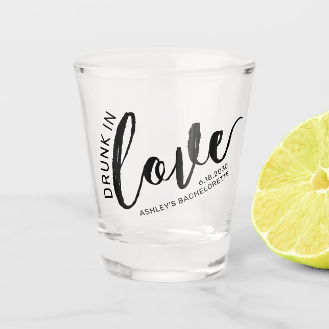 Betrunken in Liebe Bachelorette Gefallen Personali Schnapsglas (Vorderseite)