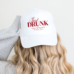 Betrunken in Liebe Cocktails Bachelorette Wochenen Truckerkappe<br><div class="desc">Dieses Design besticht durch trendige,  fette Texte mit handgezeichneten Cocktails und einem Liebe-Thema.</div>