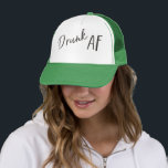 Betrunkener AF Kohlelogo Unisex Trucker Hat Truckerkappe<br><div class="desc">Betrunkener AF Unisex LKW-Hut - das Logo kann bei Bedarf verschoben werden, und Sie können Text hinzufügen, um zu personalisieren. Wir empfehlen etwas wie ein Hochzeitshashtag! Wir haben alles über diese Kollektion Liebe: rosa, grüne und schwarze Farbpalette, entspannte und lustige Typografie und die perfekte Sommergrafik, um die Bühne für ein...</div>